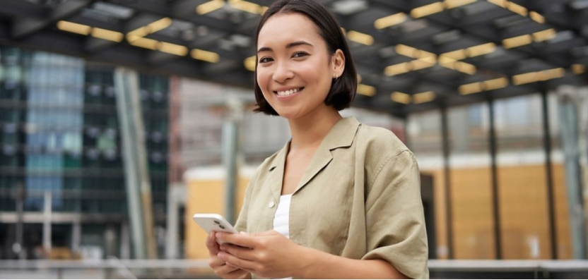 mulher com celular mao