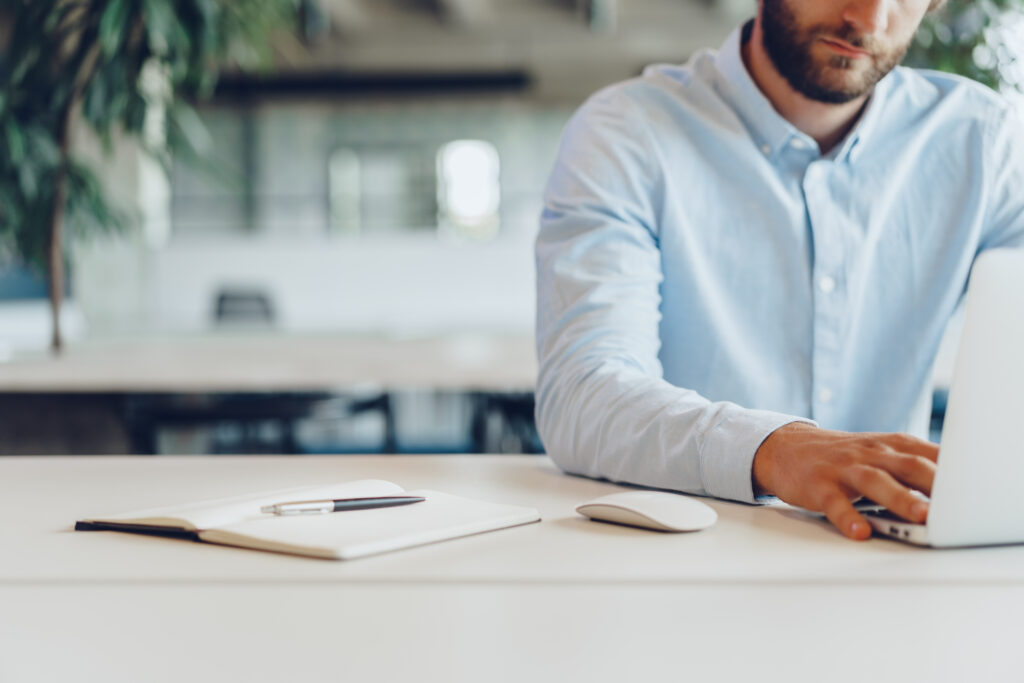 O e-CNPJ é o certificado voltado especificamente para empresas, sendo indispensável para rotinas como emissão de notas fiscais, envio de obrigações acessórias, acesso a portais governamentais e assinatura de contratos