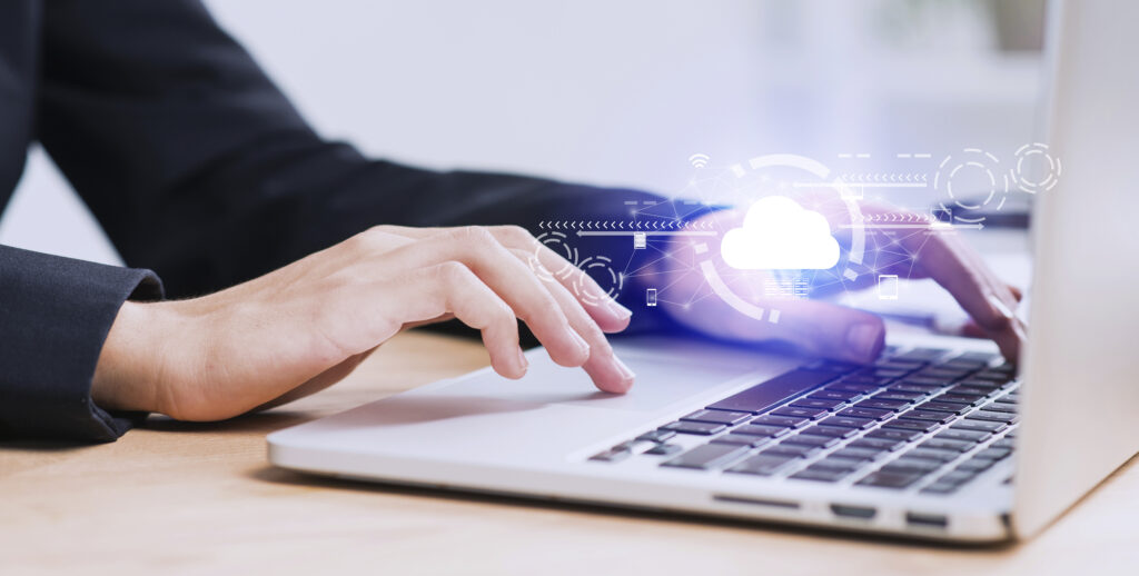 Enquanto o certificado físico depende de token, cartão ou instalação local no computador, o certificado em nuvem oferece mobilidade, acesso remoto e mais flexibilidade