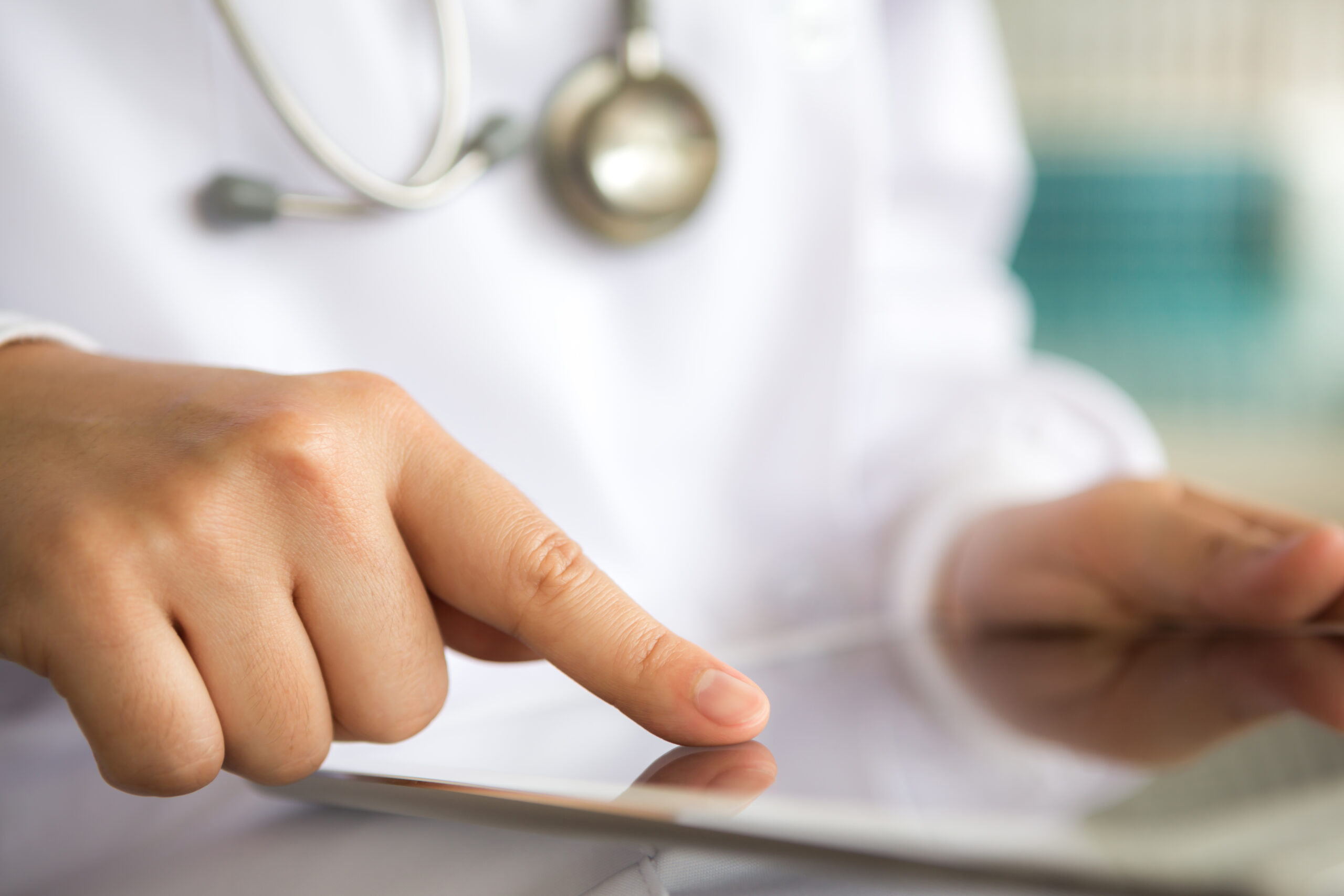 O certificado digital para médicos permite que diferentes processos sejam realizados de forma eletrônica e com validade jurídica.